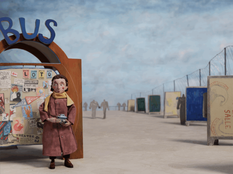 Une figure féminine en papier mâché se tient devant un arrêt de bus en papier mâché. Derrière elle, une rangée d'affiches publicitaires se fond dans l'horizon. Ce paysage représente un stade de foot à Lausanne.