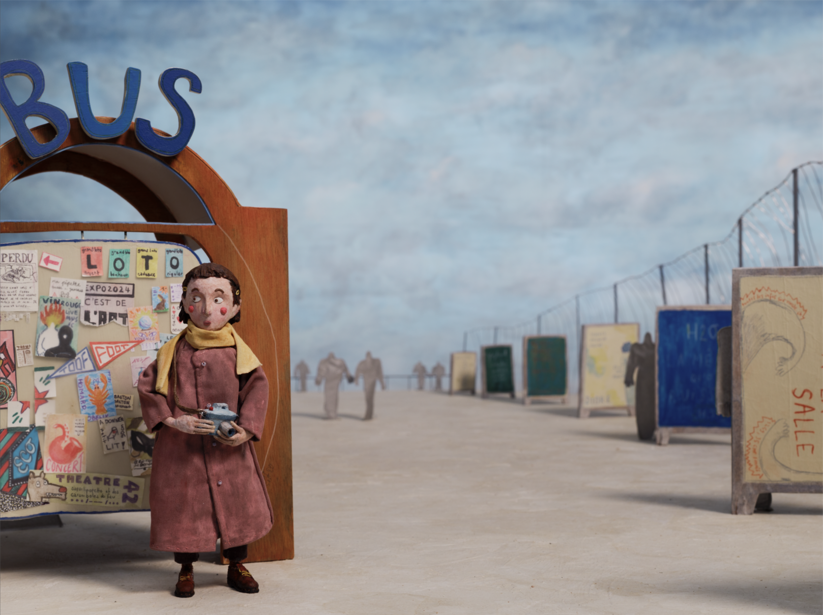 Une figure féminine en papier mâché se tient devant un arrêt de bus en papier mâché. Derrière elle, une rangée d'affiches publicitaires se fond dans l'horizon. Ce paysage représente un stade de foot à Lausanne.